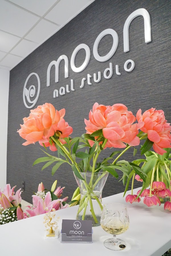 Moon Nails Studio