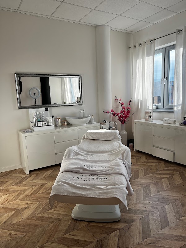 Salon Avenue by Natália Zgiborova