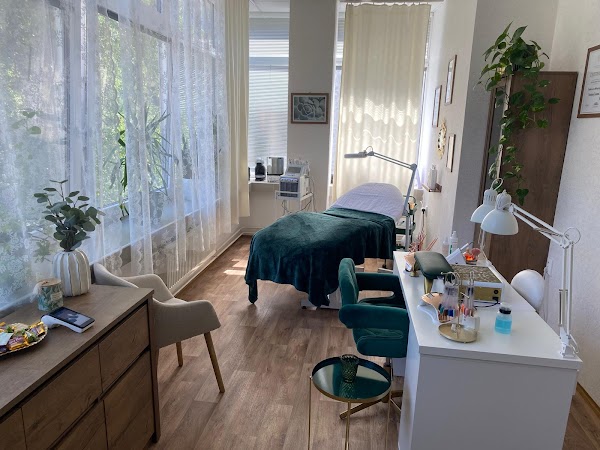 Daily nails & beauty