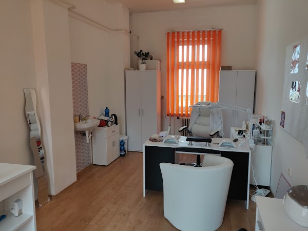 Holka - nechtový dizajn